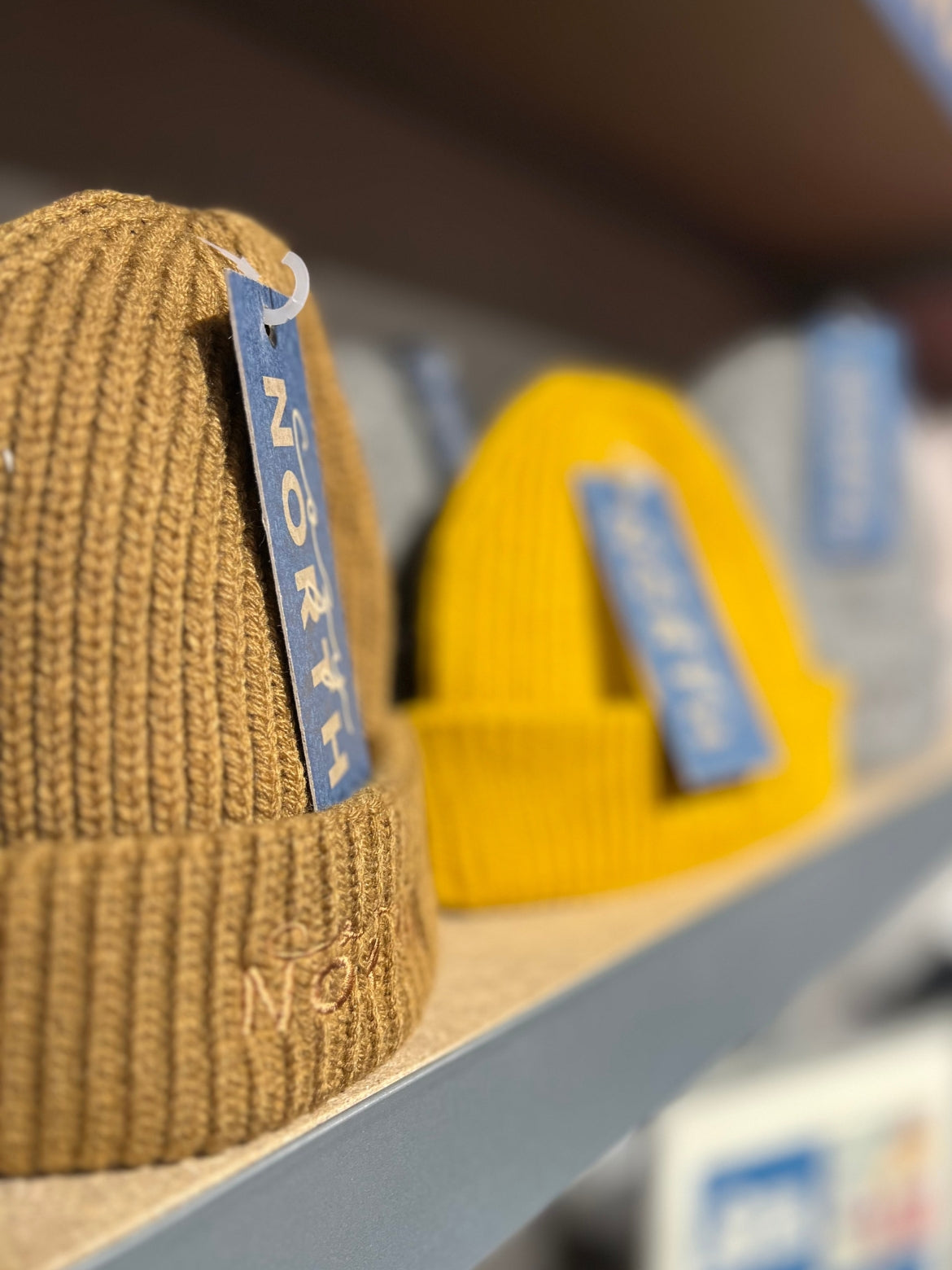 Utforska våra beanies och mössor i många olika färger!