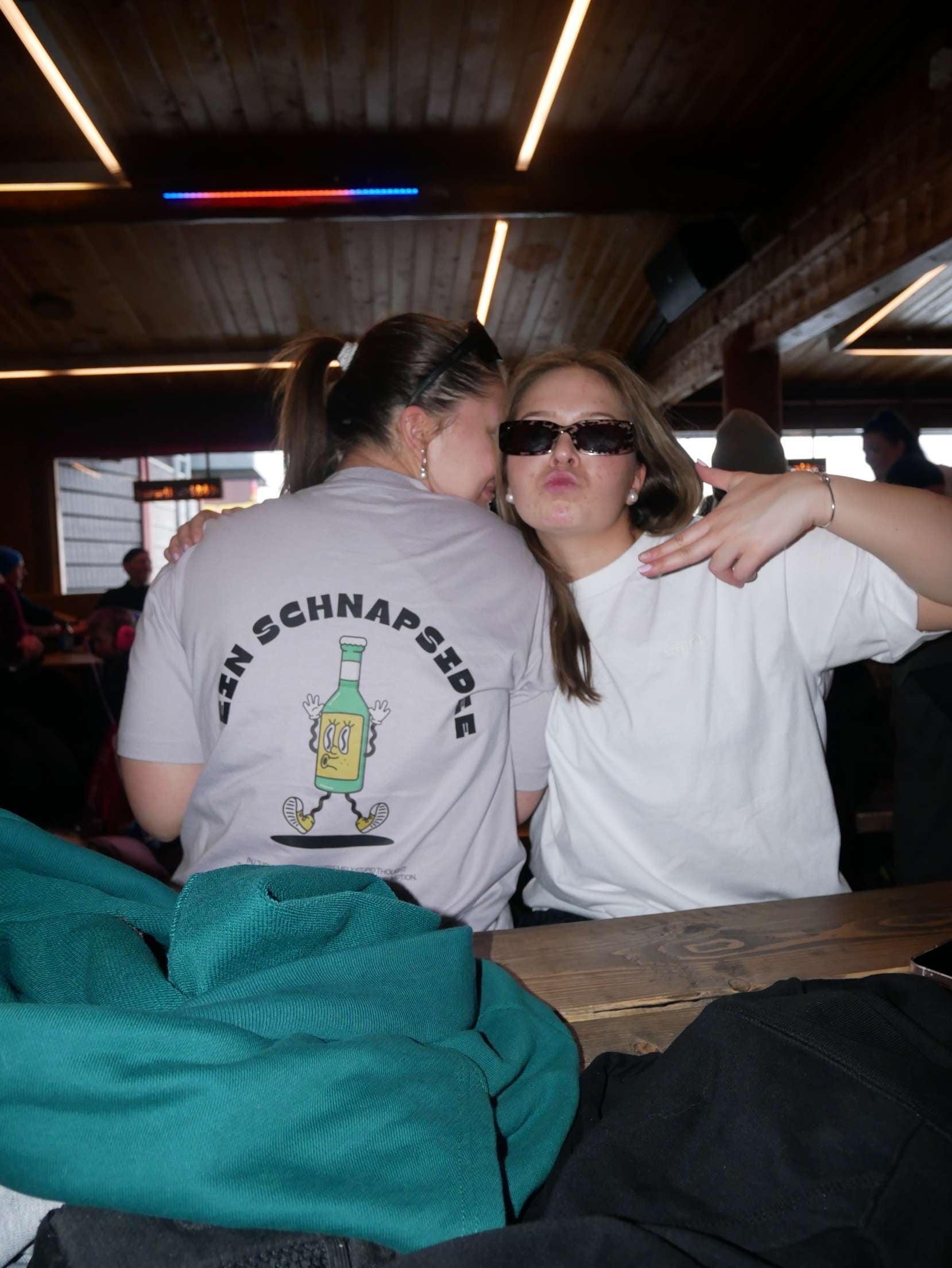 Afterski med CozyNorth t-shirt ”Schnapsidee” – trendig unisex t-shirt med grafiskt tryck, perfekt för skidsemester och fjällfest.