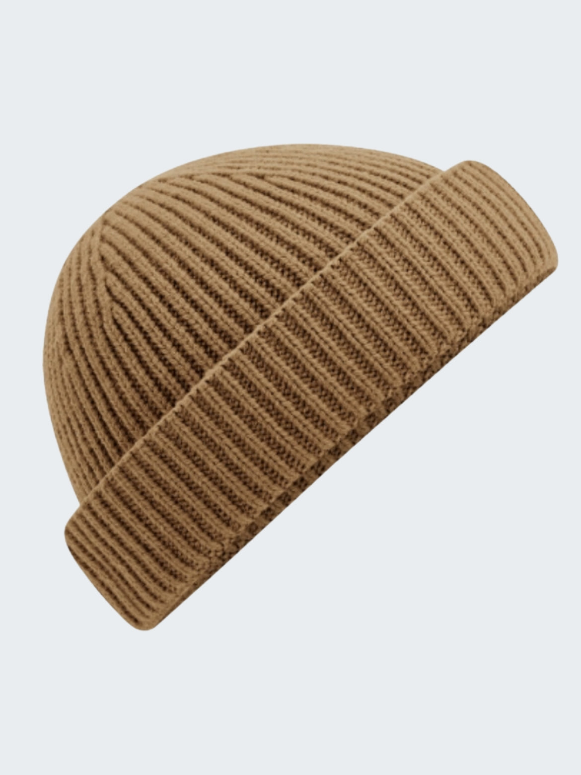 Brun beanie i mjukt isolerande material – perfekt för fjällen och vardagen