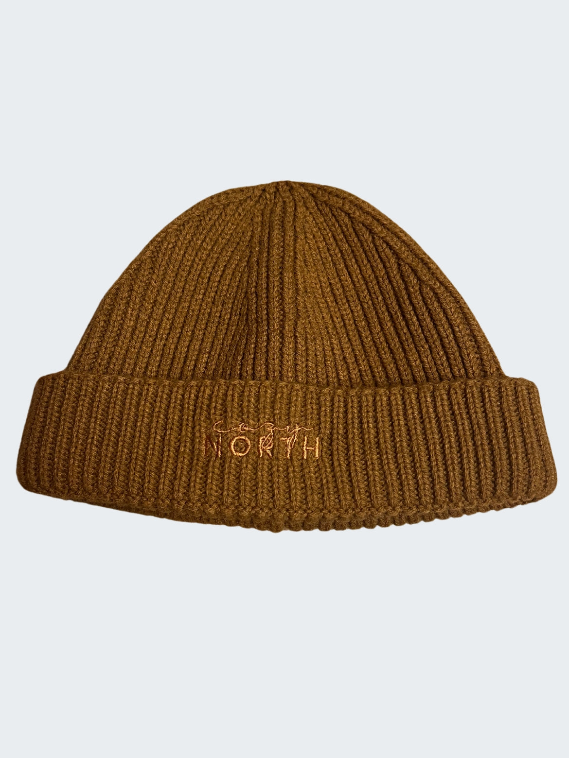 Brun beanie i mjukt isolerande material – perfekt för fjällen och vardagen. Broderad ton-i-ton för en stilren och minimalistisk design.