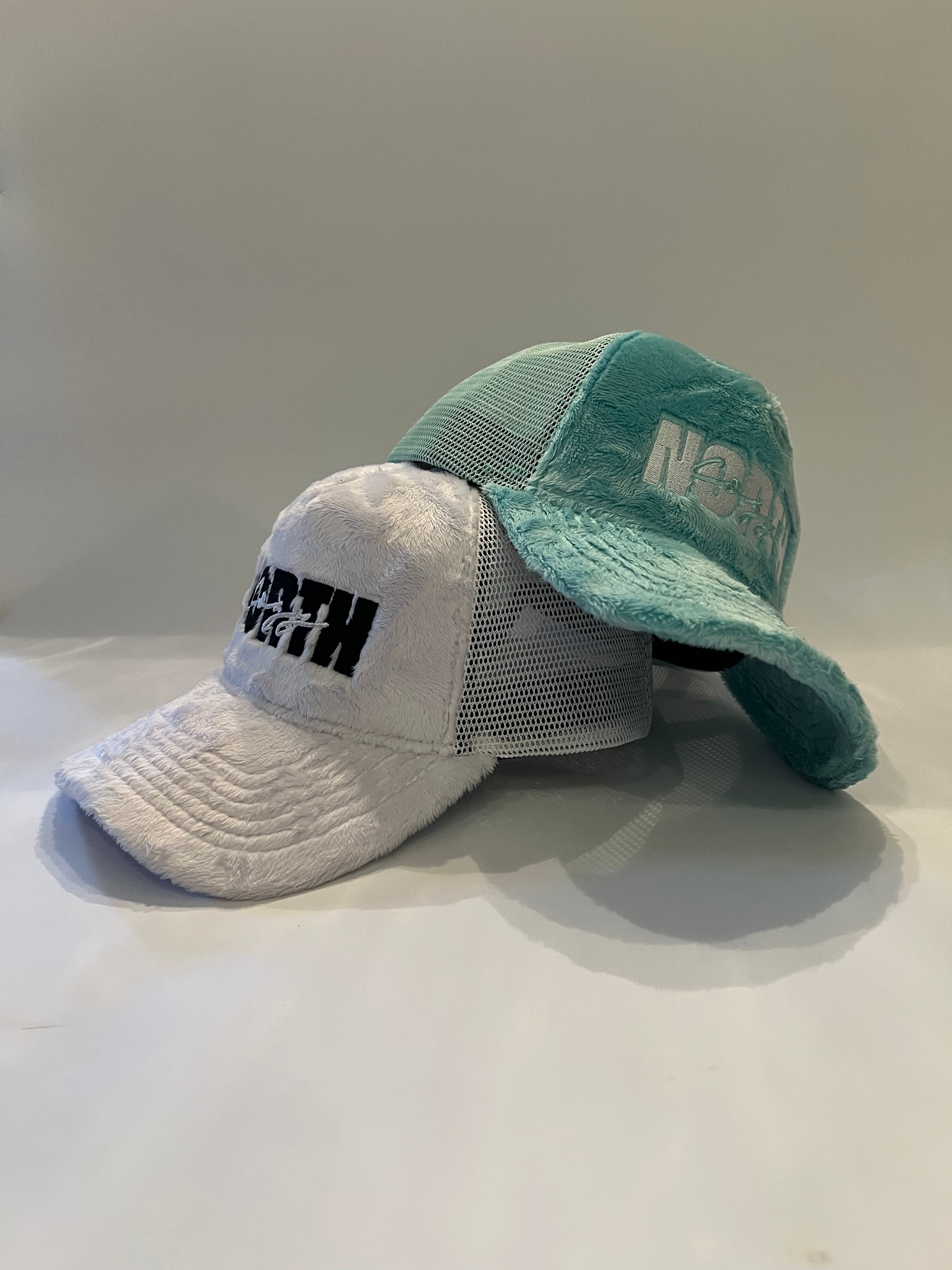 CozyNorth kepsar i vit och turkos med broderad COZYNORTH-logotyp, trendiga accessoarer för sommar, fjällsemester och streetwear.