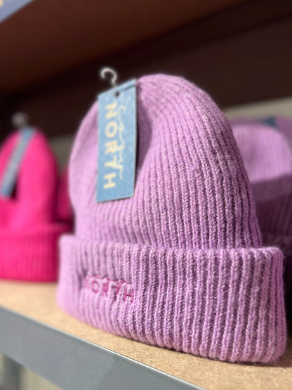 Extra tjock mössa i lila – vindtät och perfekt för kalla vinterdagar