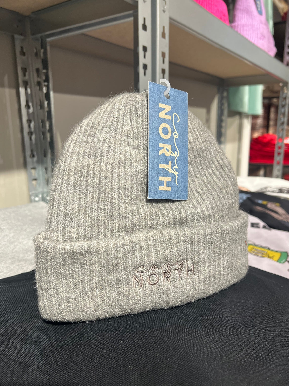 Varm grå mössa för snowboard och skidåkning – CozyNorth premium vinterkläder