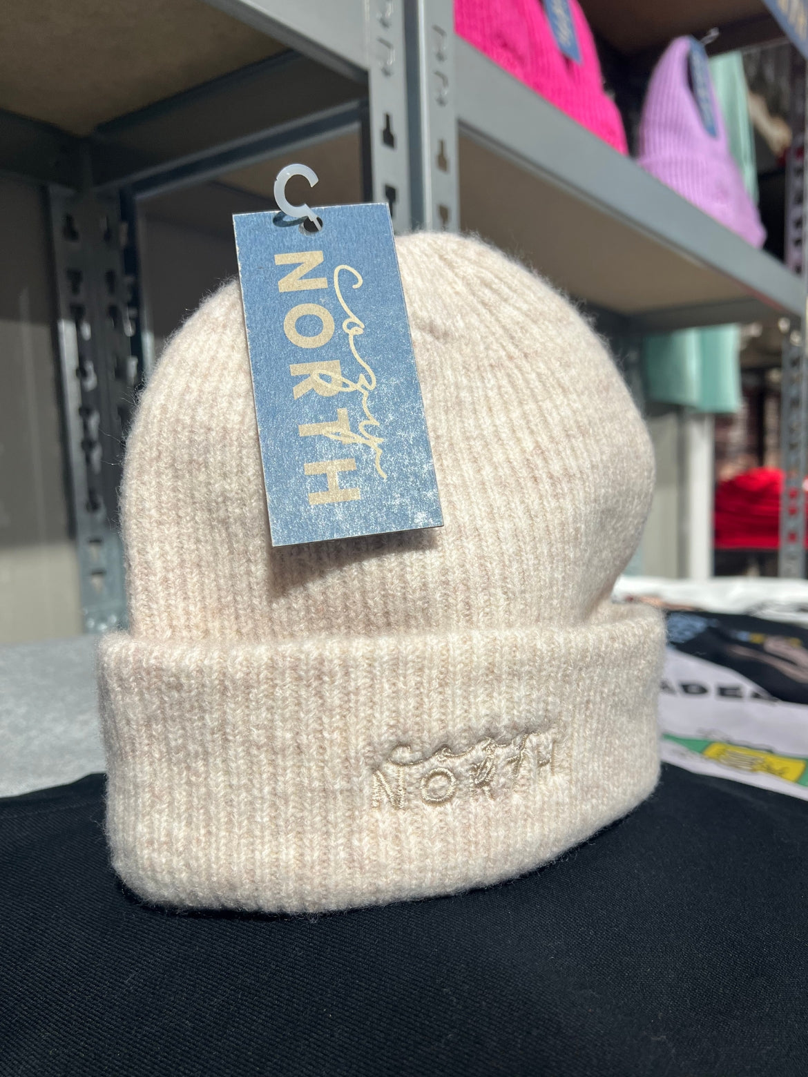 Minimalistisk CozyNorth mössa i off-white – stilren design och broderad logga
