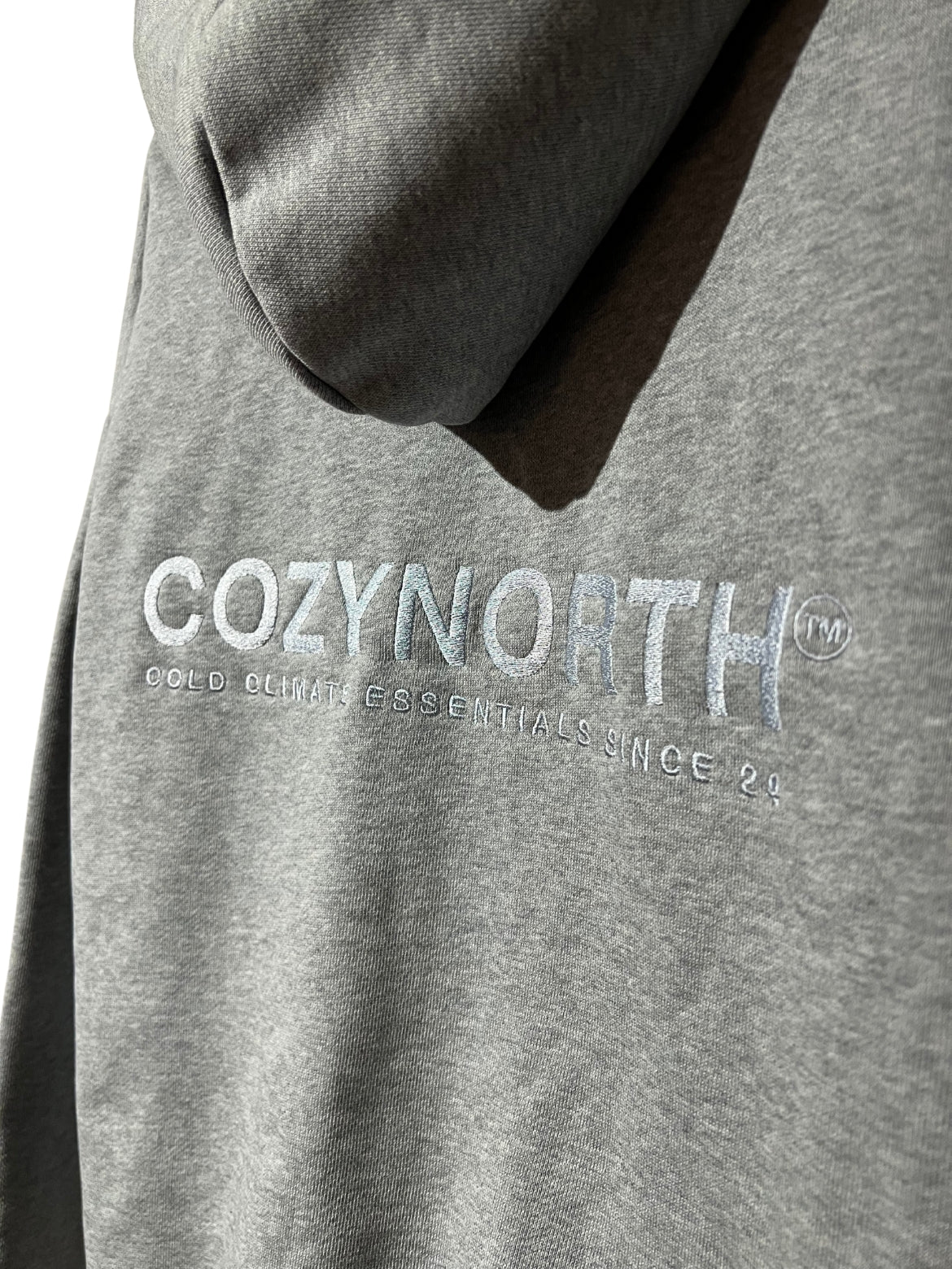 CozyNorth Signature Hoodie i grått med broderad logotyp – premium hoodie designad för fjäll, stad och afterski.