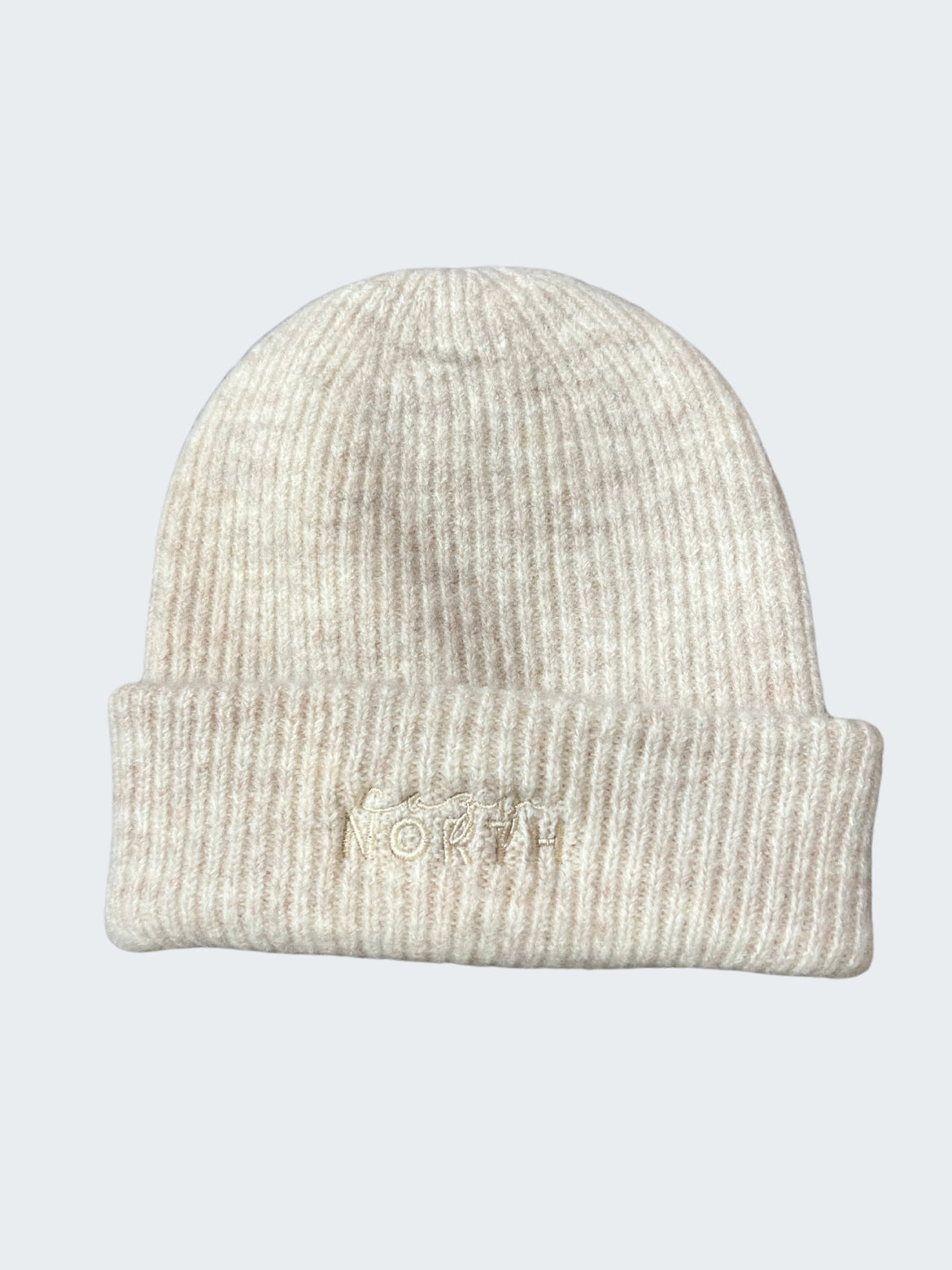 CozyNorth mössa i off-white – stilren design och broderad logga