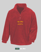 SKI&ROCK Retro Fleece i rött framifrån med broderade loggor på bröstet