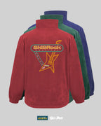 SKI&ROCK Retro Fleece i rött bakifrån med broderat SKI&ROCK-motiv, blå och grön fleece bakom